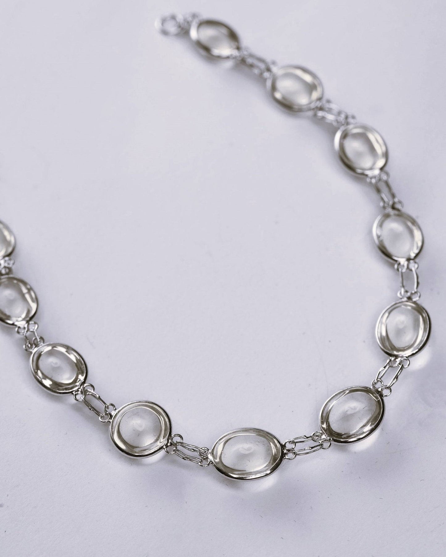 Graceful moonstone tennis bracelet with 13ctw cabochon stones in silver settings. A refined white bracelet for a classic touch.