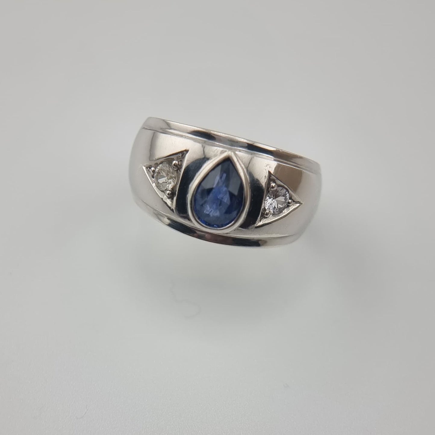 Bague 3 pierres saphir bleu naturel poire 1,5 ct