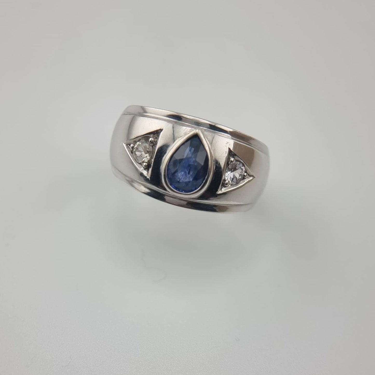 Bague 3 pierres saphir bleu naturel poire 1,5 ct