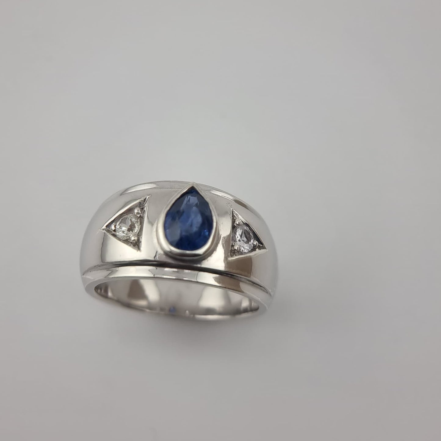 Bague 3 pierres saphir bleu naturel poire 1,5 ct