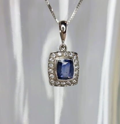 Pendentif saphir bleu naturel taille carrée 2,5 ct 