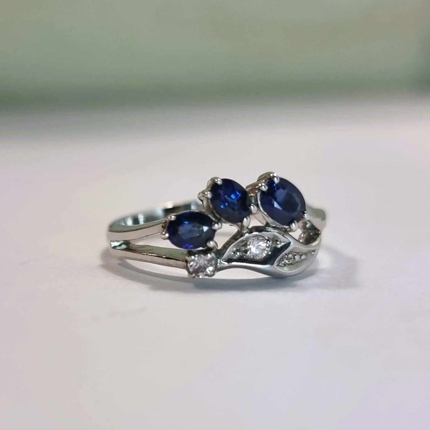 .90ctw Oval Blue Sapphire 3stone Leaf Ring