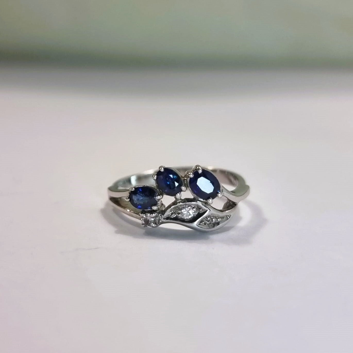 .90ctw Oval Blue Sapphire 3stone Leaf Ring