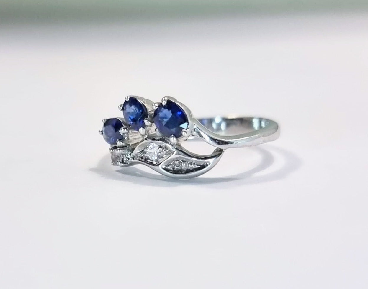 .90ctw Oval Blue Sapphire 3stone Leaf Ring