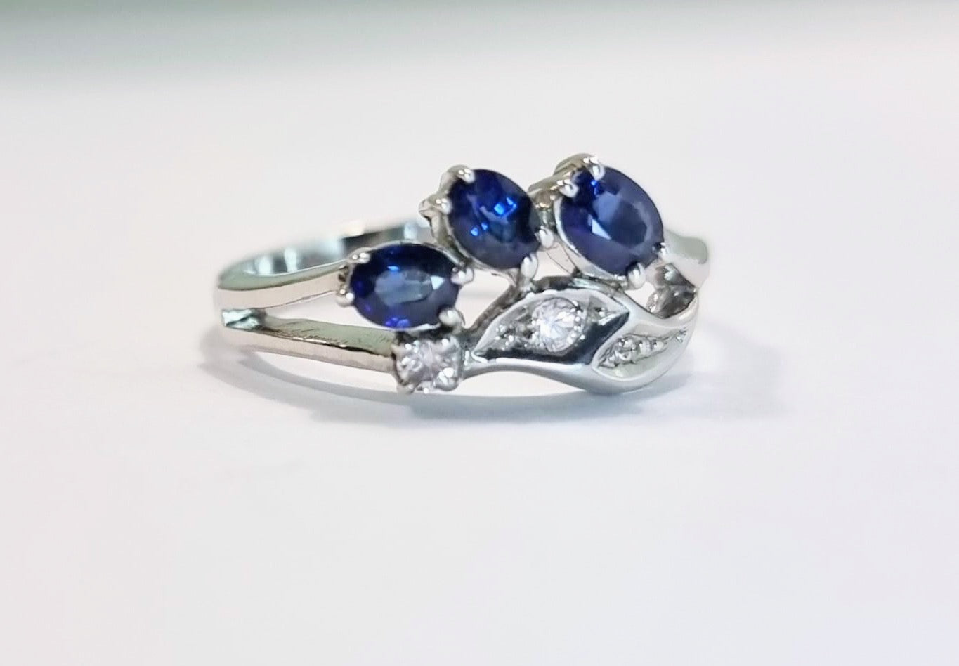 .90ctw Oval Blue Sapphire 3stone Leaf Ring