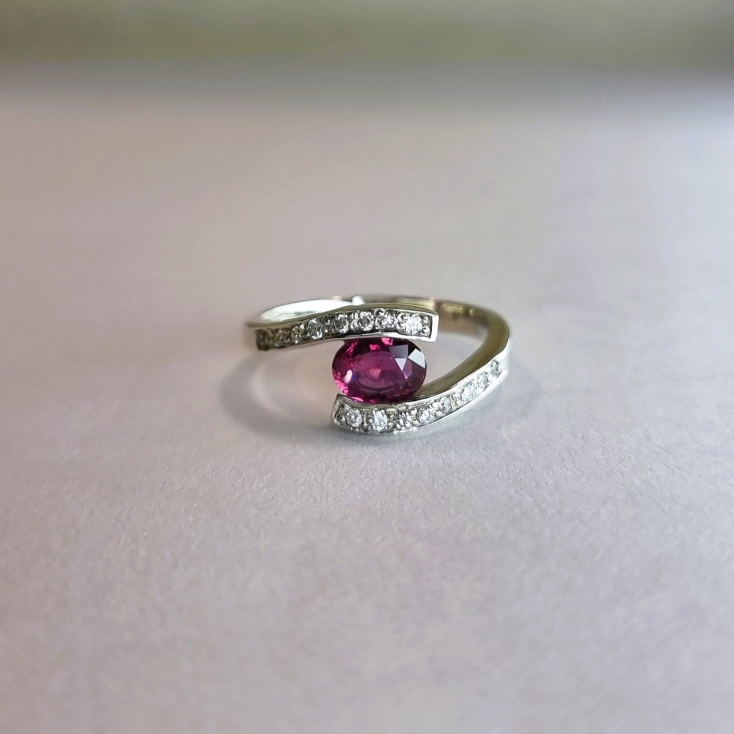 1ct Oval Natural Pink Sapphire ring - Hanna Boya