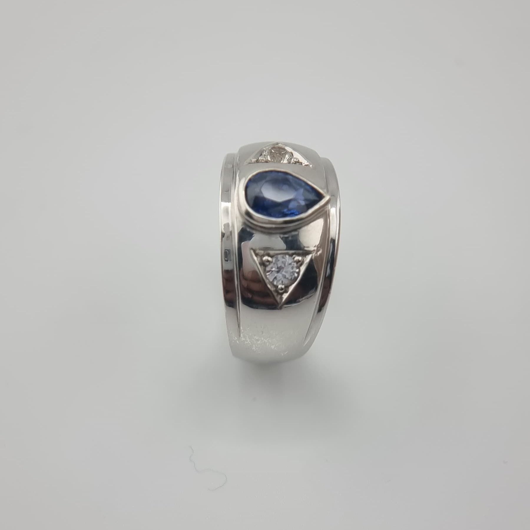 1.5ct Pear Natural Blue Sapphire 3 Stone Ring - Hanna Boya
